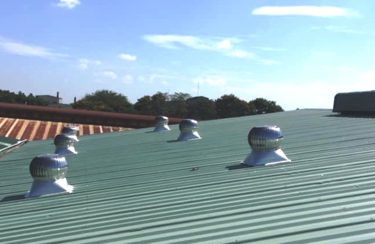 quả cầu thông gió inox trên mái tôn